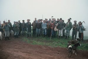 Lavradores a caminho de trabalho no baldio